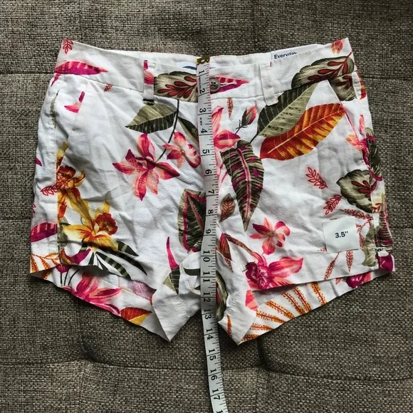 Old Navy White Floral Print Mid Rise Everyday Short Size 2 - Picture 5 of 7